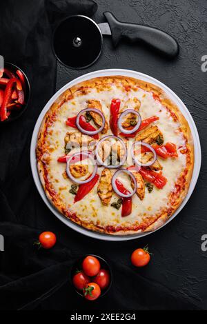 Frische Hühnerpizza vom Grill mit Gemüse Stockfoto