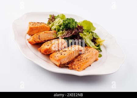 Köstliche gegrillte Lachsfilets oder Steaks Stockfoto