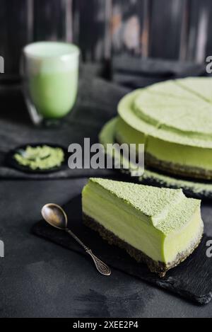 Matcha-Käsekuchen mit Matcha-Kaffee Stockfoto