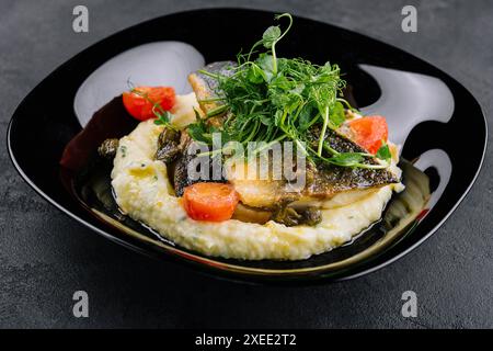 Gebratenes norwegisches Kabeljaufilet mit Kartoffelpüree Stockfoto