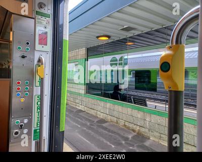 Toronto, ON, Kanada - 26. Juni 2024: Innenansicht des Go-Zugwagens Stockfoto