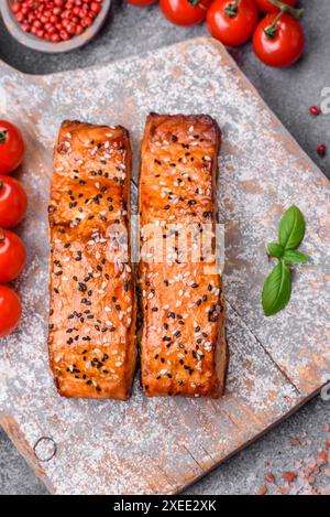 Köstlicher frischer gegrillter roter Fisch mit Salz Stockfoto