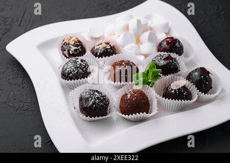 Schachteln mit leckeren Schokoladenbonbons mit Marshmallow Stockfoto