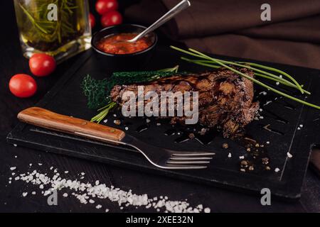 Großes Stück gebratenes Fleisch mit Chili-Sauce Stockfoto