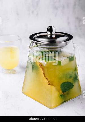 Grüntee mit Passionsfrucht oder Limonade mit Limette und Minze Stockfoto