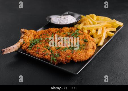 Frittiertes wiener Schnitzel vom Kalbtopside mit Pommes frites Stockfoto