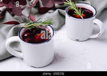 Herbstgetränk oder Winterwarmgetränk – Glühwein Stockfoto