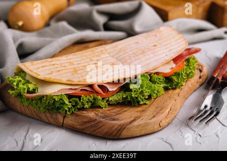 Lavash Sandwich mit Schinken und Käse Stockfoto
