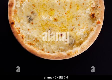 Pizza, vier Käsesorten auf schwarzem Hintergrund Stockfoto