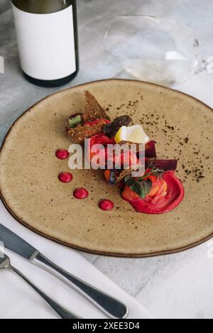 Gesalzener Lachs mit Rote-Bete-Sauce und Wein Stockfoto