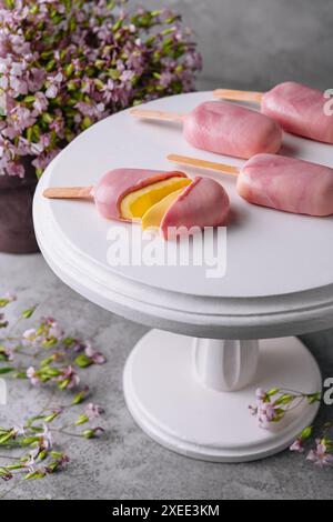 Mousse-Dessert in Form von Eis-Eis Stockfoto