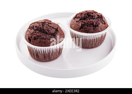 Schokoladen-Cupcakes auf einem Teller isoliert auf weiß Stockfoto