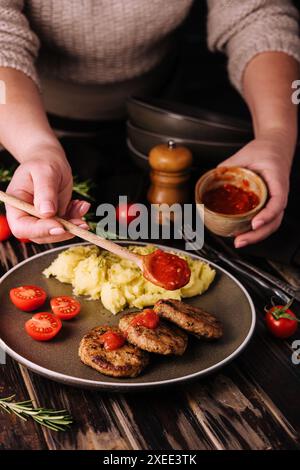 oma kochte Schnitzel mit Kartoffelpüree Stockfoto