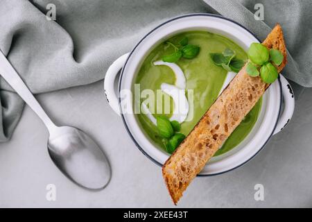 Frische grüne Suppe auf grauem Hintergrund Stockfoto