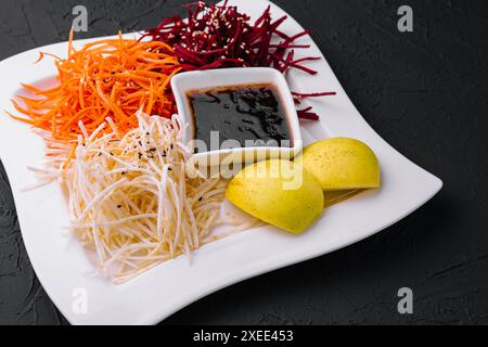 Salat mit geriebener Karotte, Roter Beete und Sellerie Stockfoto