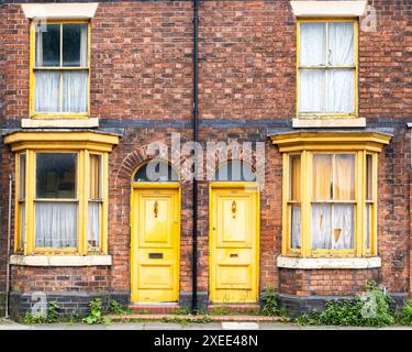 Ähnliche alte terrassierte Stadthäuser in Großbritannien Stockfoto