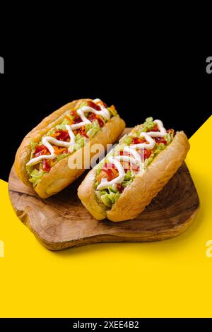 Zwei leckere Hotdogs auf Holzbrett Stockfoto