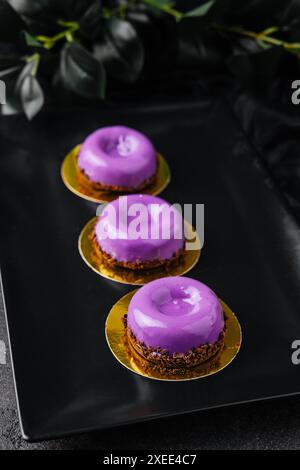 Mousse-Kuchen von wilden Beeren auf Teller Stockfoto