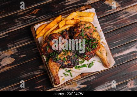 Gebratenes Hähnchen Piri Piri mit Pommes frites Stockfoto