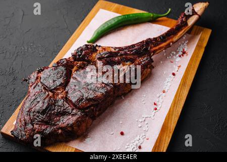 Frisch gegrillte Tomahawk Steak auf Holzbrett Stockfoto