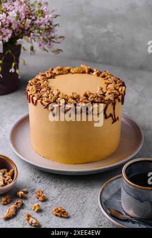 Köstlicher Biscuit Toffee Kuchen auf dem Teller Stockfoto