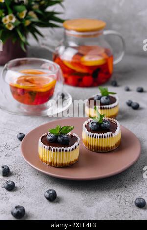 Mini-Schokoladen-Käsekuchen dekoriert mit Blaubeeren Stockfoto