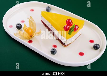 Süßer, hausgemachter Poppy-Vanillekäsekuchen Stockfoto