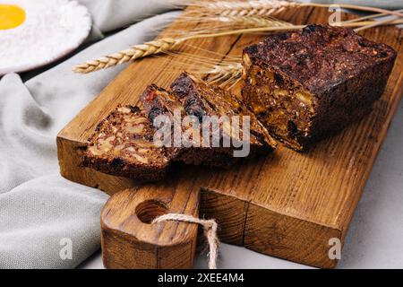 Roggenbrot mit Nüssen, getrockneten Früchten, Aprikosen und Pflaumen, Dessert Stockfoto