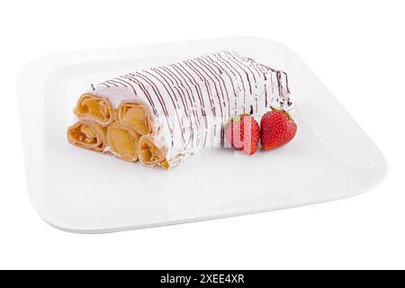Erdbeercrepes mit Schlagsahne auf Teller Stockfoto