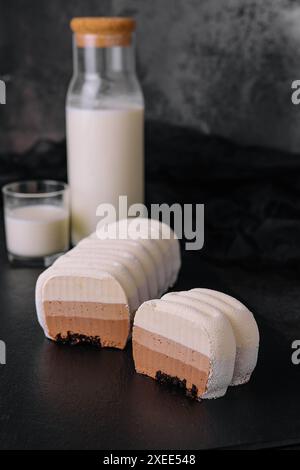 Drei Schokoladen-Mousse-Kuchen mit Milch Stockfoto