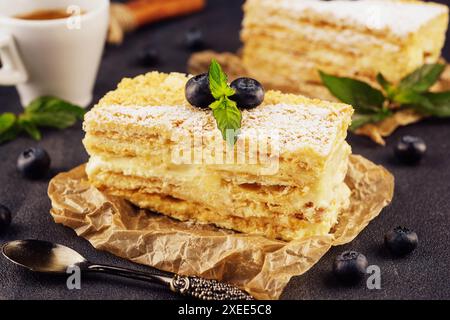 Gebackener Kuchen Napoleon, Millefeuille garniert mit Heidelbeere und Minze Stockfoto