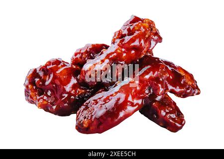 Köstliche knusprig geröstete Hähnchenflügel auf weiß Stockfoto