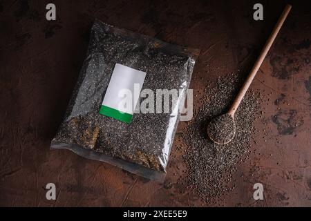 Transparenter Plastikbeutel mit halben Mohnsamen Stockfoto