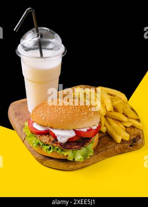 burger mit Pommes frites und Milchshake Stockfoto