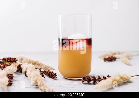 Ein Glas leckeren Kaffee mit Orangensaft Stockfoto