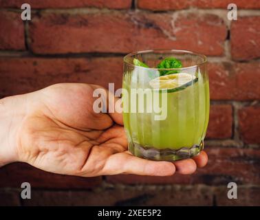 Frischer Sommercocktail mit grünem Basilikum im Glas Stockfoto