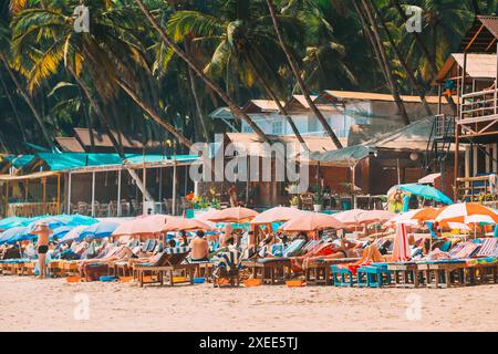 Canacona, Goa, Indi. Die Menschen Ruhen Sich Am Berühmten Palolem Beach Am Sonnigen Sommertag Aus Stockfoto