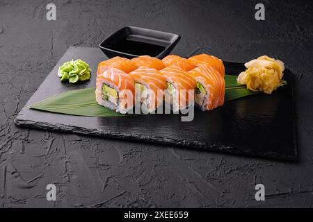 Set Sushi-Lachsbrötchen auf Steinbrett Stockfoto