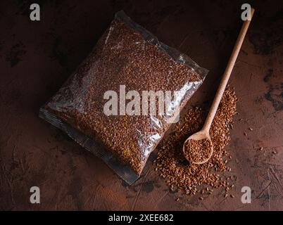 Flachssamen in einem Holzlöffel Stockfoto