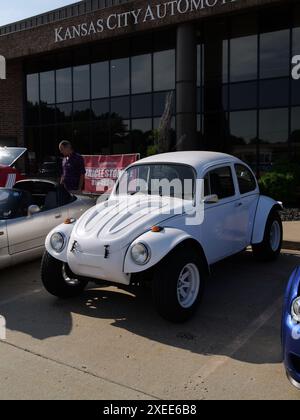 Olathe, Kansas - 8. Juni 2024: Kansas City Automotive Museum Cars & Coffee Event - seltsame und unbekannte Dinge Stockfoto