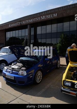 Olathe, Kansas - 8. Juni 2024: Kansas City Automotive Museum Cars & Coffee Event - seltsame und unbekannte Dinge Stockfoto