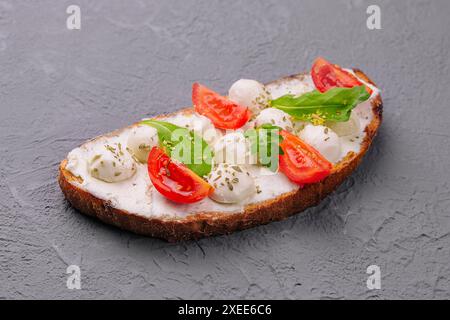 Caprese Bruschetta Toast mit Kirschtomaten Stockfoto