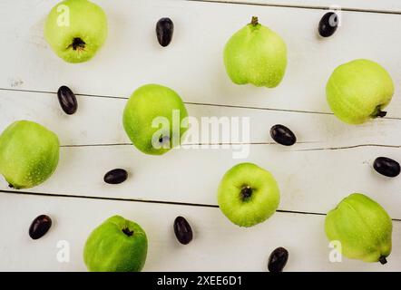 Reife goldgelbe Quittenfrüchte auf Holz Stockfoto