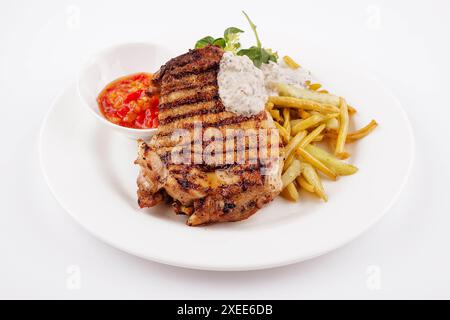 Gegrilltes Steak mit Spargel auf weißem Teller Stockfoto