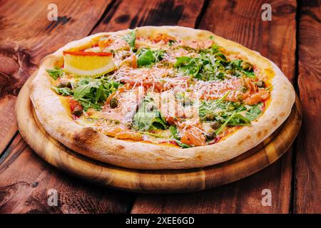 Italienische Pizza mit Lachs, Rucola und Kapern Stockfoto