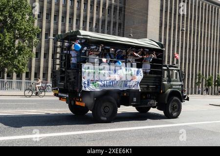 Neue dänische Studenten feiern am donnerstag, den 27. Juni 2024. Traditionelles Highschool-Abitur-Truck-Drive-Party in Kopenhagen. Nach Abschluss der Immatrikulationsprüfung ist es eine dänische Tradition, zu den Eltern der Studenten zu fahren - um zu trinken und zu essen und zu feiern, dass das Studium beendet ist und die Prüfung bestanden wurde. Kopenhagen Knippelsbro Dänemark Copyright: XKristianxTuxenxLadegaardxBergx 2E6A5563 Stockfoto