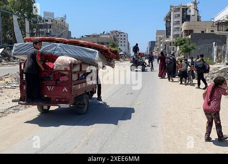 Palästinenser fliehen aus ihren Häusern nach einer israelischen Militäroperation in Shejaiya, Palästinenser fliehen aus ihren Häusern nach einer israelischen Militäroperation in Shejaiya, inmitten eines israelischen Krieges gegen Gaza-Stadt, 27. Juni 2024. Foto: Hadi Daoud apaimages Gaza-Stadt Gaza-Streifen palästinensisches Gebiet 270624 Gaza HD 2 0026 Copyright: XapaimagesxHadixDaoudxxapaimagesx Stockfoto