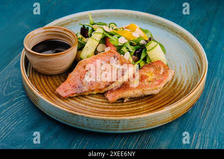 Gegrillte Red Snapper Fischfilets und frischer Gemüsesalat Stockfoto