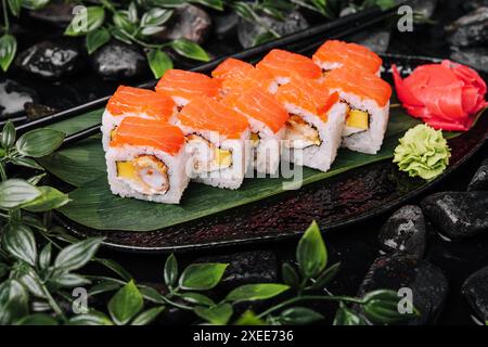 Set Sushi-Lachsbrötchen auf Steinplatte Stockfoto