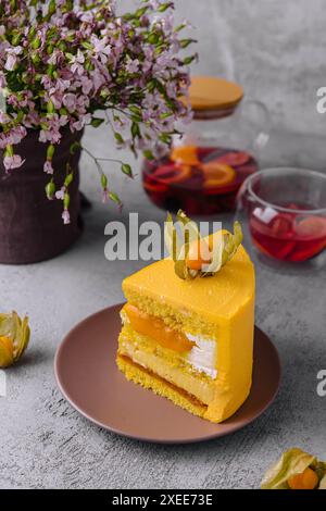 Leckerer Mango-Mousse-Kuchen und Tee Stockfoto